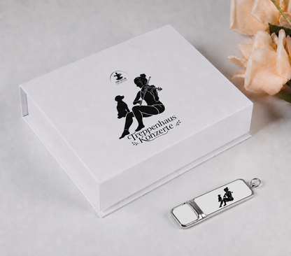 Weiße Geschenkbox der Treppenhaus Konzerte mit Motiv von Nora und Emma, daneben der USB-Stick