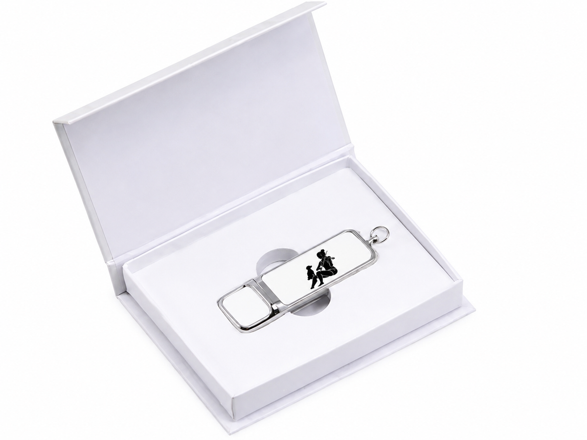 Geöffnete weiße Geschenkbox mit dem 8 GB USB-Stick der Treppenhaus Konzerte